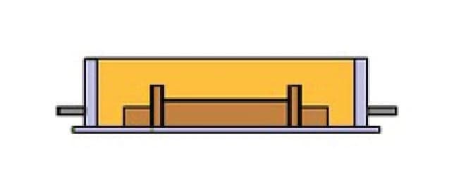 Foto El fundidor prepara la parte inferior del molde, el medio modelo está cubierto de arena.