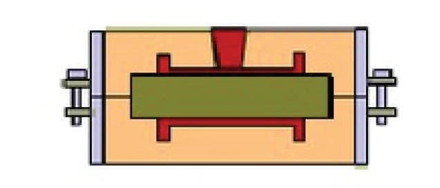 Foto El fundidor procede entonces a verter la aleación fundida en el molde.